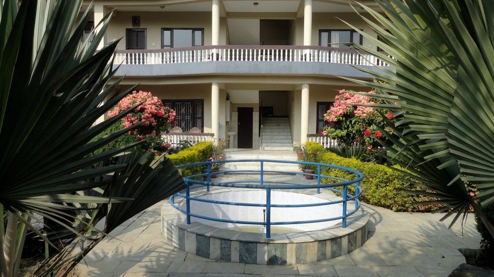 Hotel Monalisa Chitwan Саураха Экстерьер фото