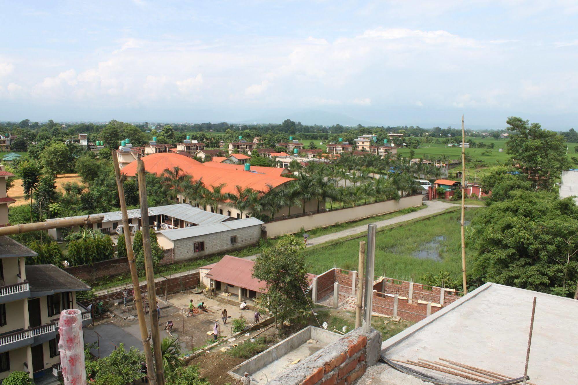 Hotel Monalisa Chitwan Саураха Экстерьер фото