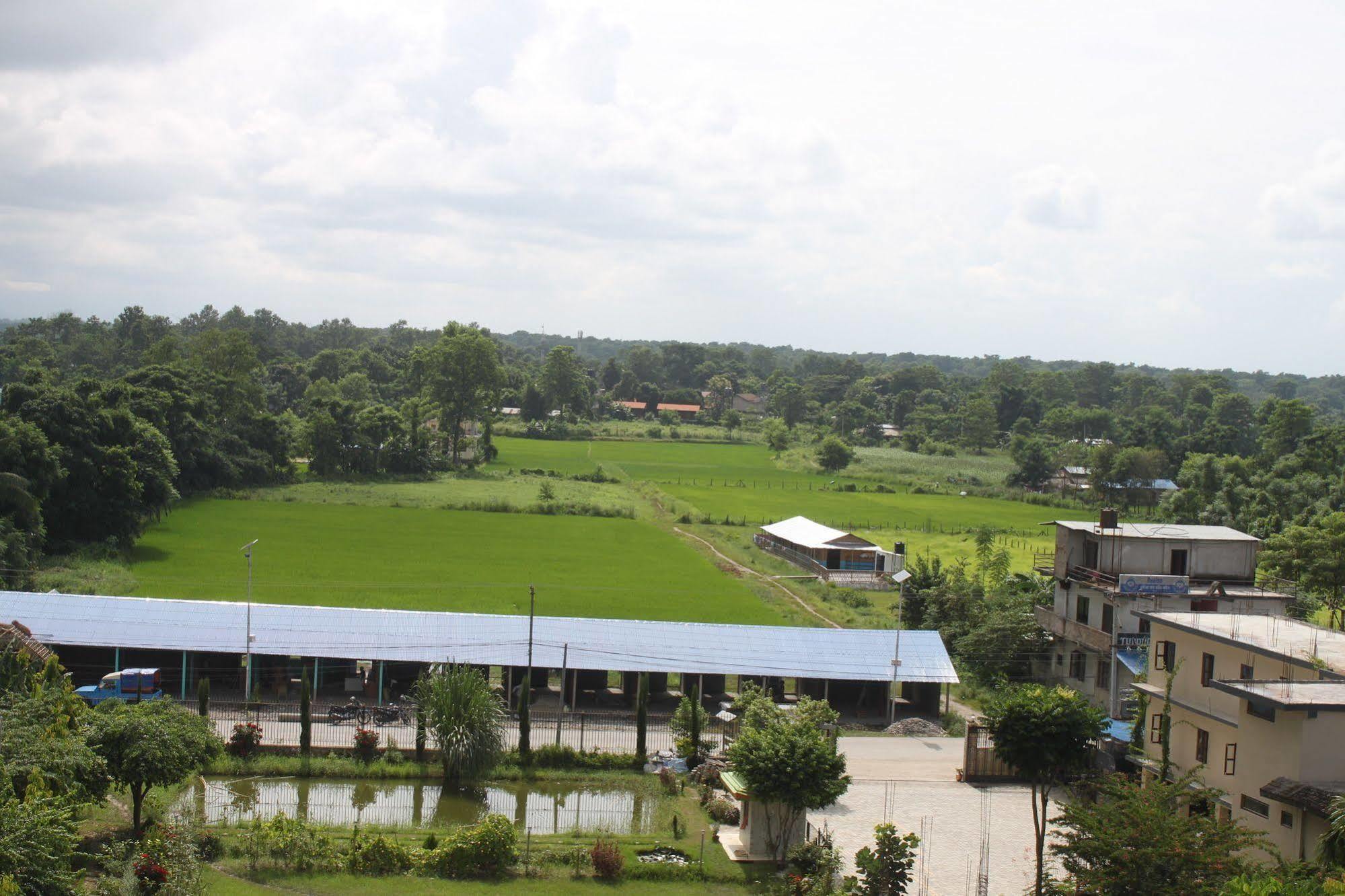 Hotel Monalisa Chitwan Саураха Экстерьер фото